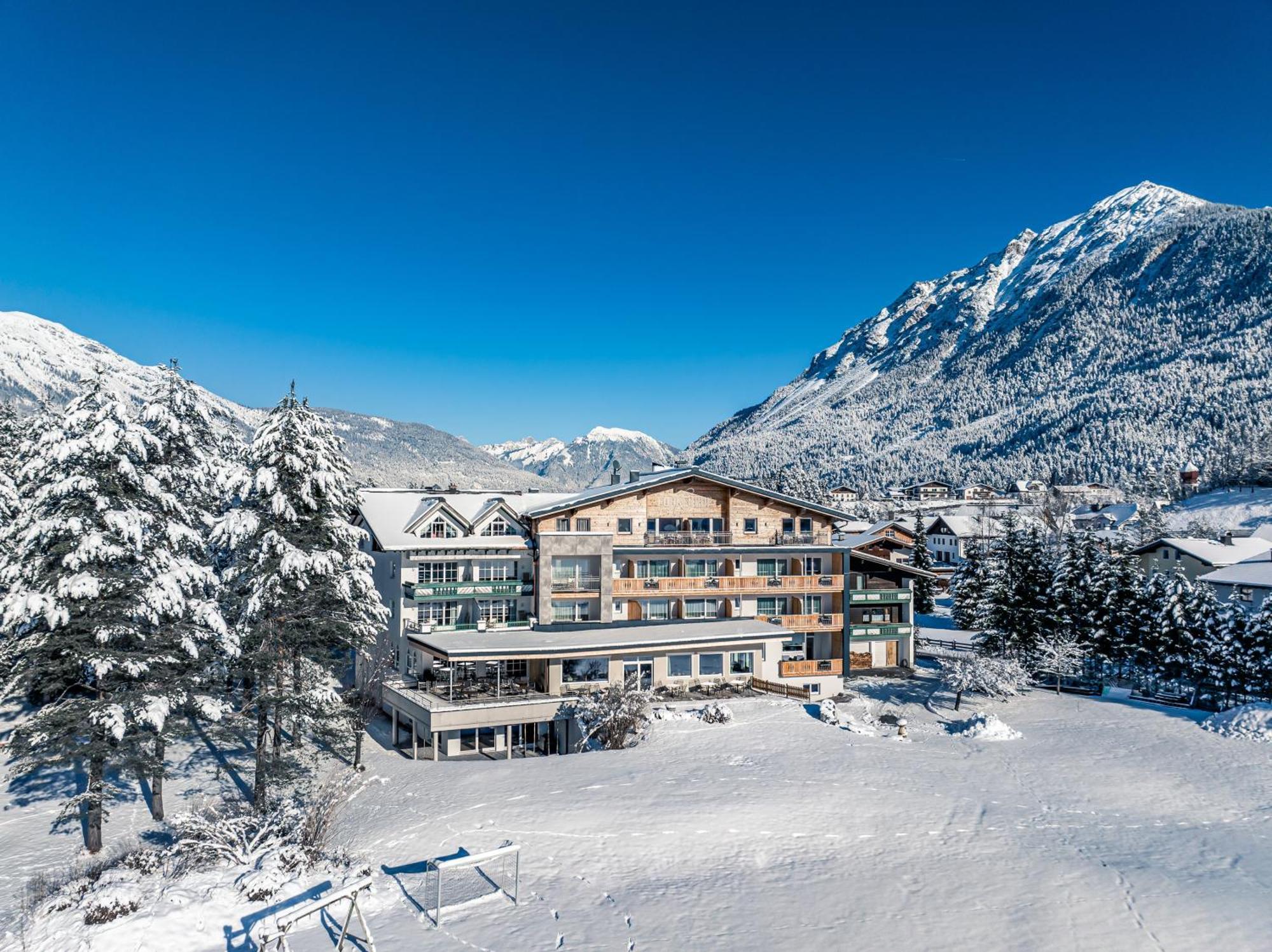 Hotel Foehrenhof Stanzach Exterior foto